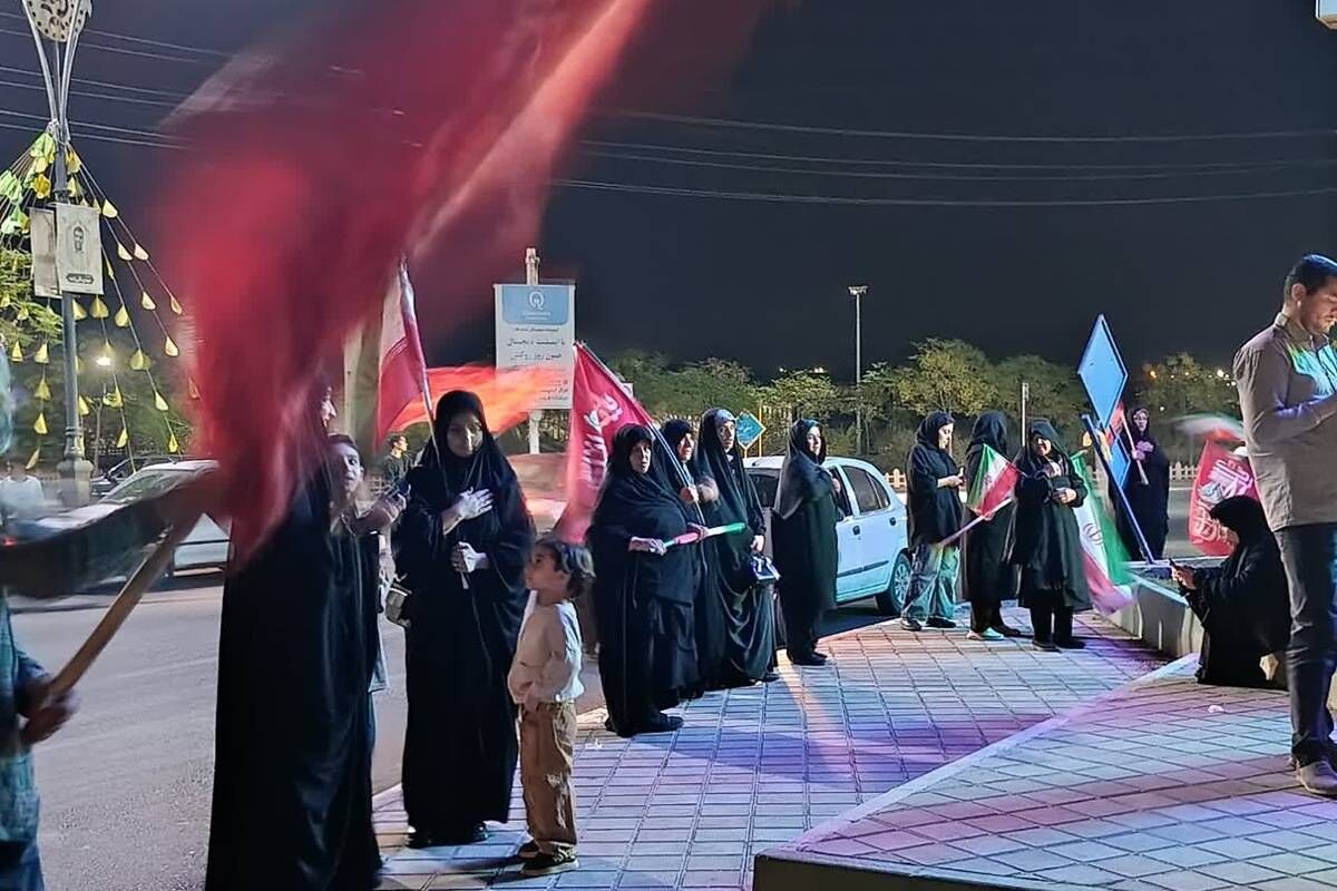 رقص پرچم‌ها در میدان شهید سلیمانی؛ شب 222، شب اتحاد دانش‌آموزان و مردم