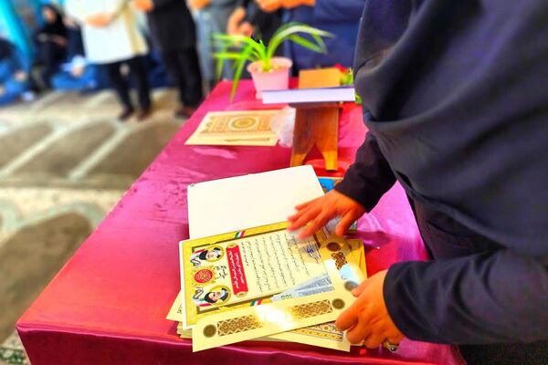 تجلیل از دانش‌آموزان برتر علمی، قرآنی و سرود دبیرستان فرهیختگان شهرستان باشت
