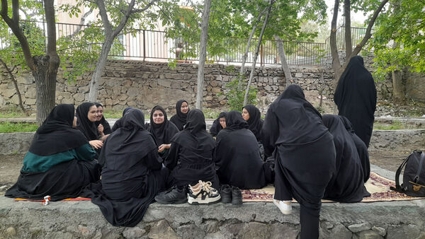 بازدید دانش‌آموزان جعفرآباد از کارگاه گلاب‌گیری روستای «بنابر»