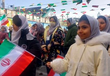 دانش‌آموزان بار دیگر با آرمان‌های انقلاب تجدید میثاق کردند