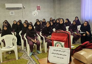 آموزش مهارت‌های کمک‌های اولیه به مناسبت هفته پدافند غیرعامل در مدرسه فرزانگان میناب