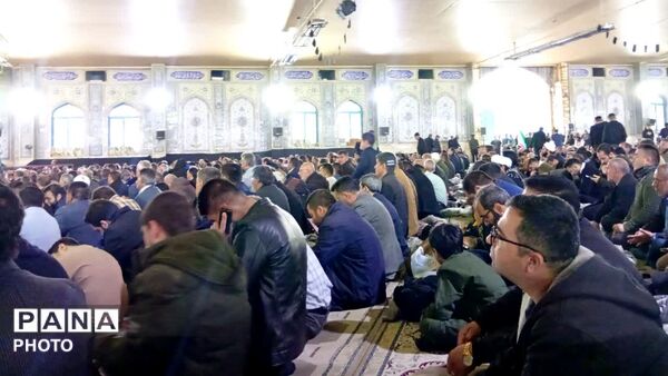 اقامه نماز عید فطر در یاسوج مصلی امام خمینی (ره)