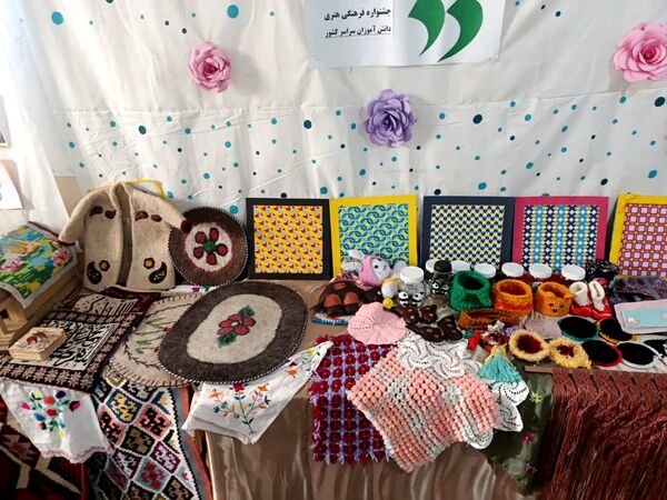 نمایشگاه ماها در دبیرستان فرزانگان