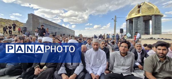 نور عرفه در تپه شهدای گمنام نورآباد طنین‌انداز شد