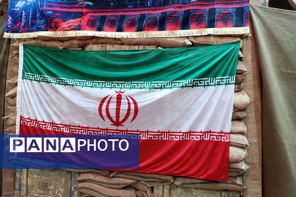 ادای احترام دانش‌آموزان دبیرستان هدی به مقام شامخ شهدا در یادواره محلی