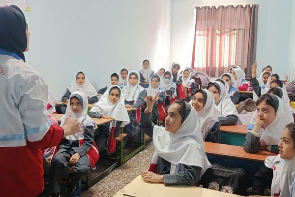 هلال‌احمر در بعثت ۲؛ تمرین ایمنی با دختران دبستانی