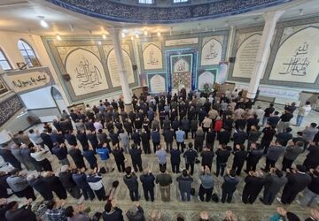 طنین تکبیرهای عید فطر در مسجد امام حسین(ع) کامیاران