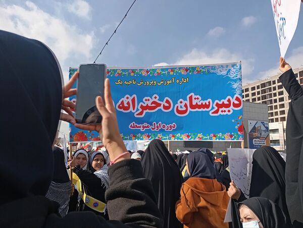 حماسه دانش‌آموزان مشهدی در روز ۱۳ آبان