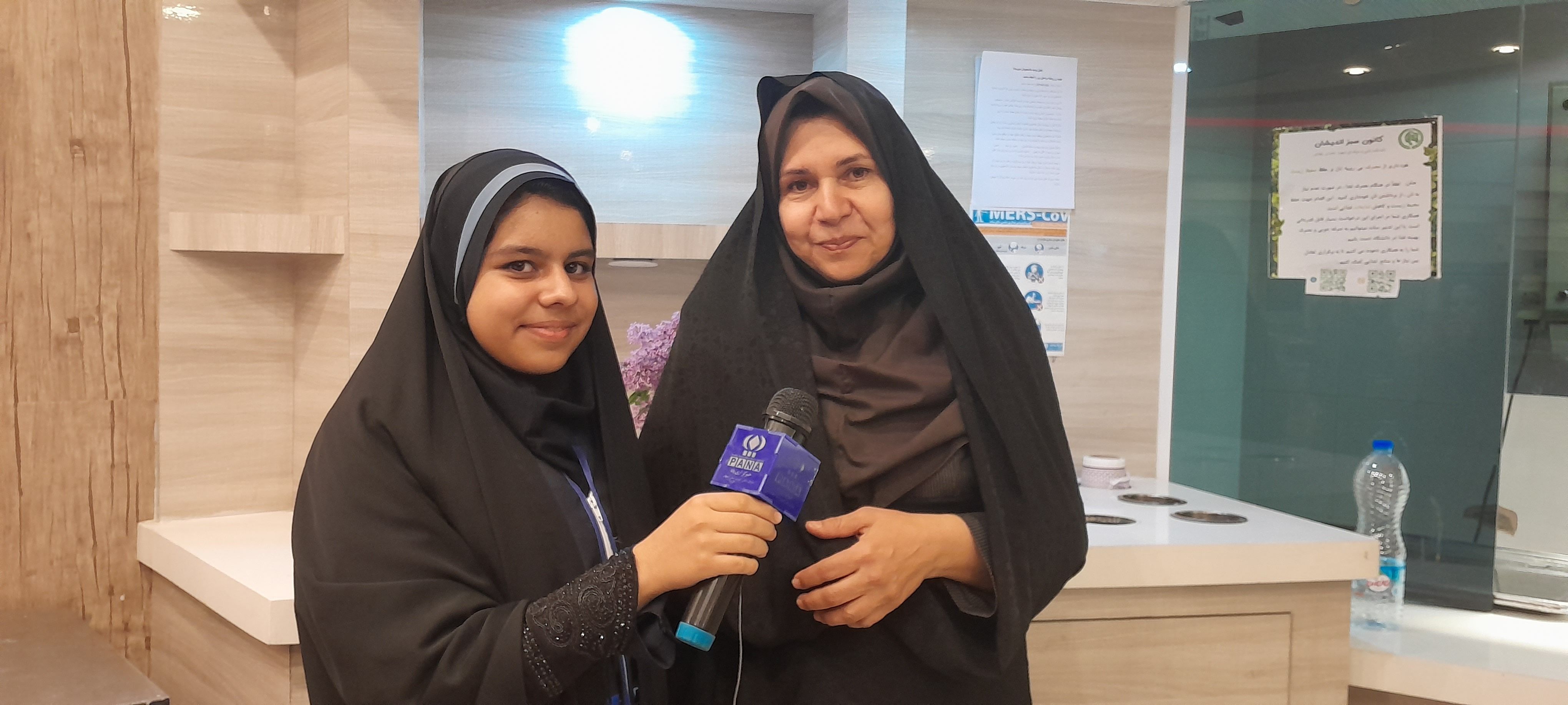 ضیافت افطاری دانش‌آموزان دبیرستان شاهد بحرینیان
