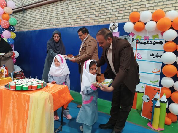 جشن شکوفه‌ها در دبستان زهره براتیان