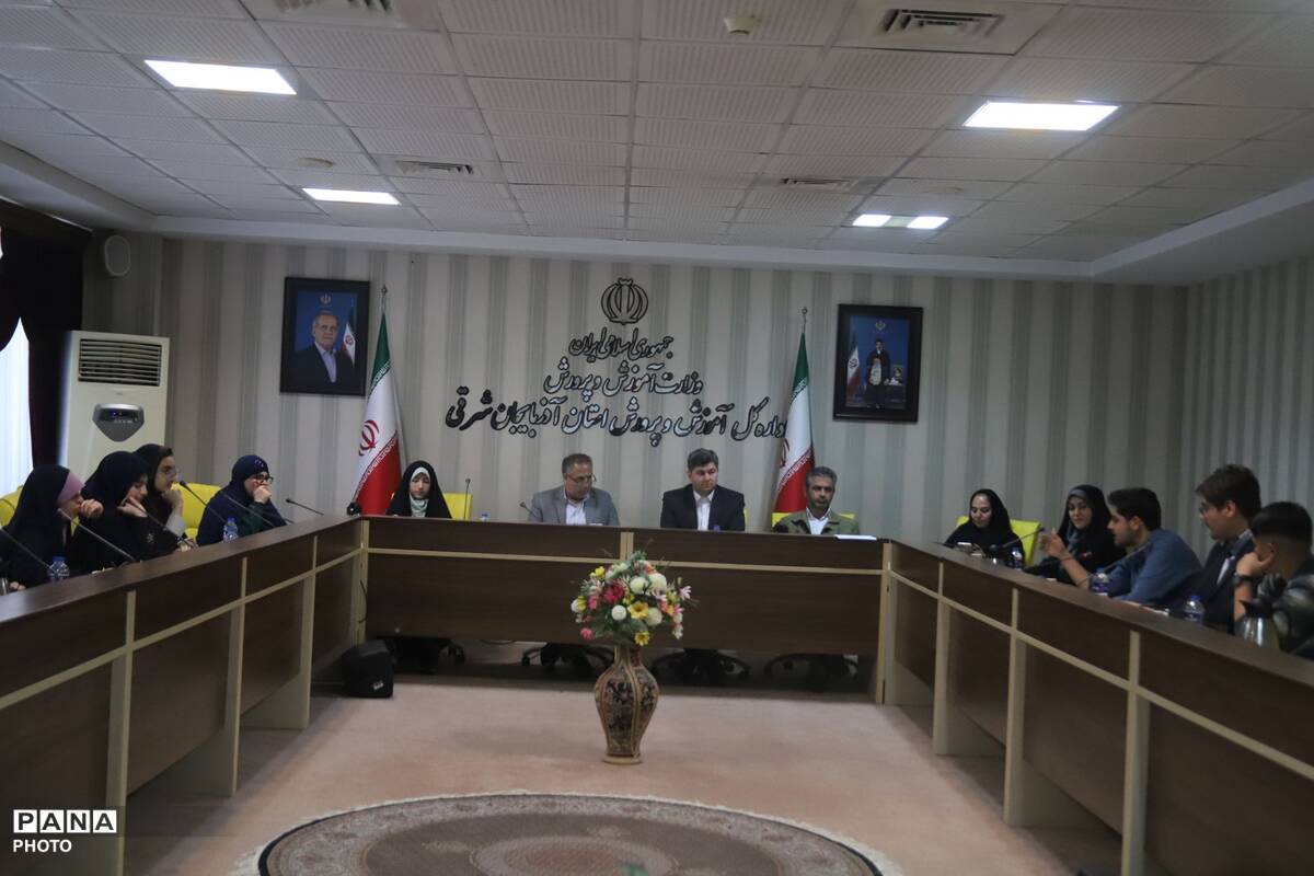 دیدار صمیمانه مدیر آموزش و پرورش ناحیه ۵ تبریز با نسل آگاه و فعال دانش‌آموزی