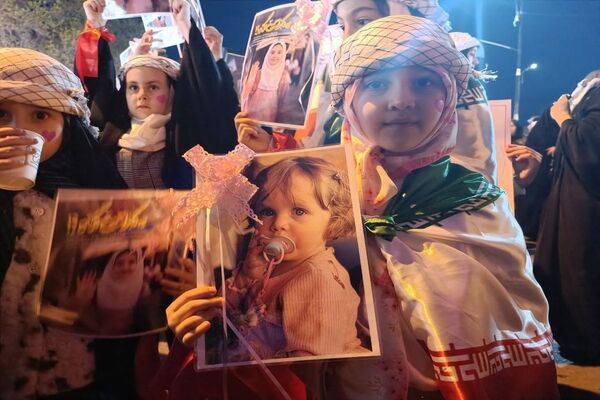 حضور دانش‌آموزان و نوجوانان در راهپیمایی شبانه اردبیل