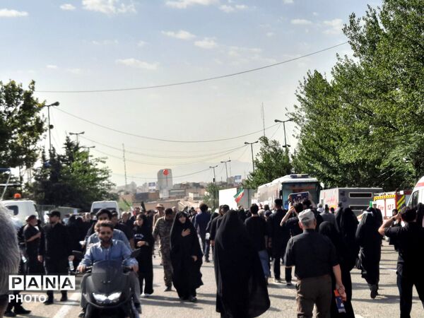 اولین روز وداع با شکوه با رهبر شهید و خانواده بزرگوارشان 