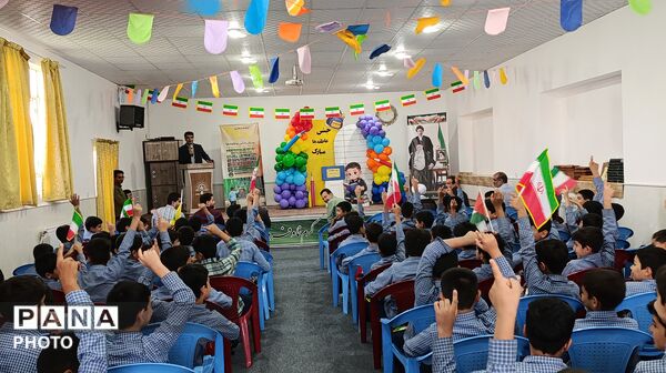 لبخند عاطفه بر لبان دانش‌آموزان میبدی