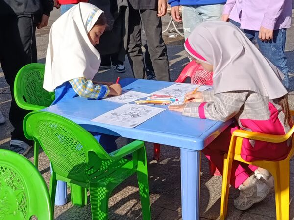 حضور دانش آموزان شیرازی درغرفه‌های فرهنگی راهپیمایی 13 آبان