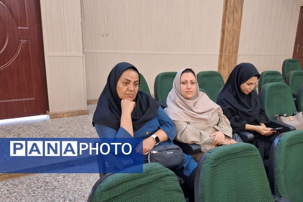 تجلیل از دانش‌آموزان رتبه‌های برتر دبیرستان پویش ناحیه 3 شیراز 