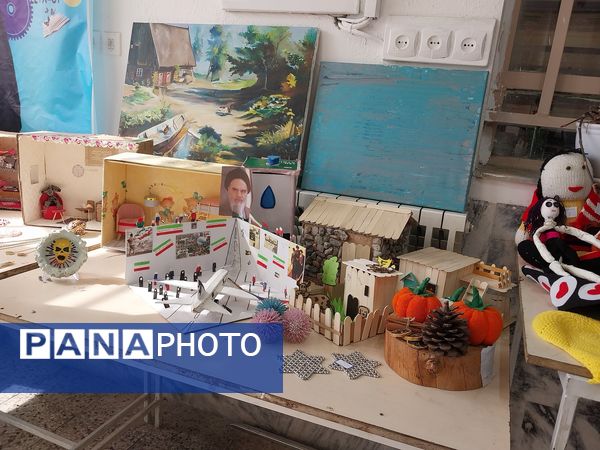 نمایشگاه آثار هنری دانش آموزان دبیرستان دلیری 