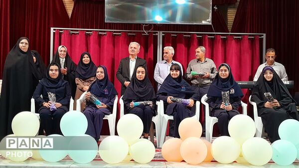 جشن ستارگان و تجلیل از شاگردان برتر آموزشی و فرهنگی دبیرستان شاهد بحرینیان ناحیه۴ 
