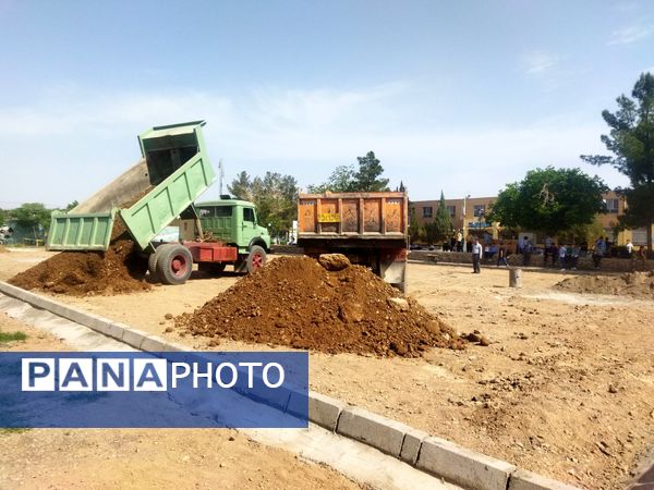 پیش رویی در ساخت چمن مصنوعی دبیرستان نمونه دانش کاشمر