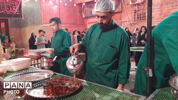 زحمات بی وقفه چایخانه حضرت زهرا (س)