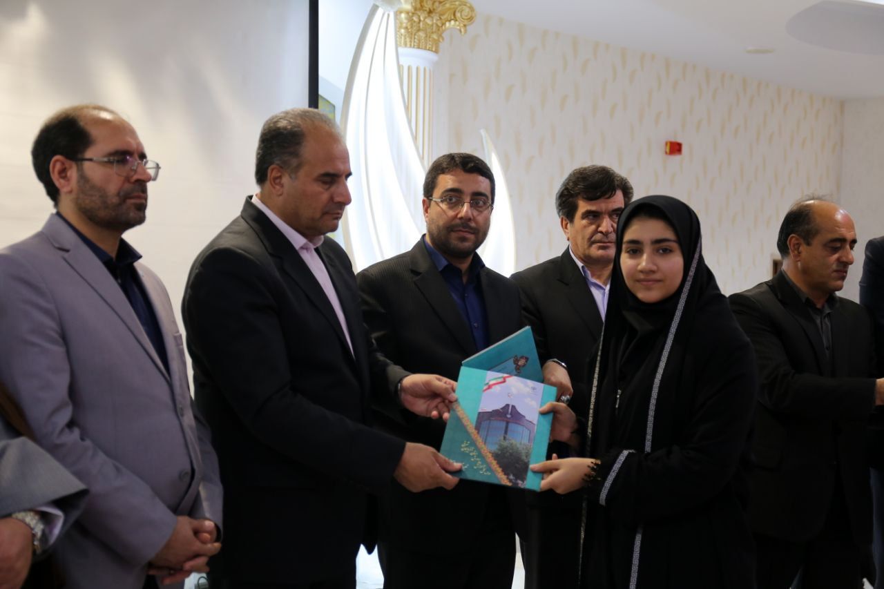 اعطای احکام مشاوران دانش‌آموزی مدیرکل آموزش و پرورش آذربایجان شرقی به نمایندگان مجلس دانش‌آموزی دوره دوازدهم