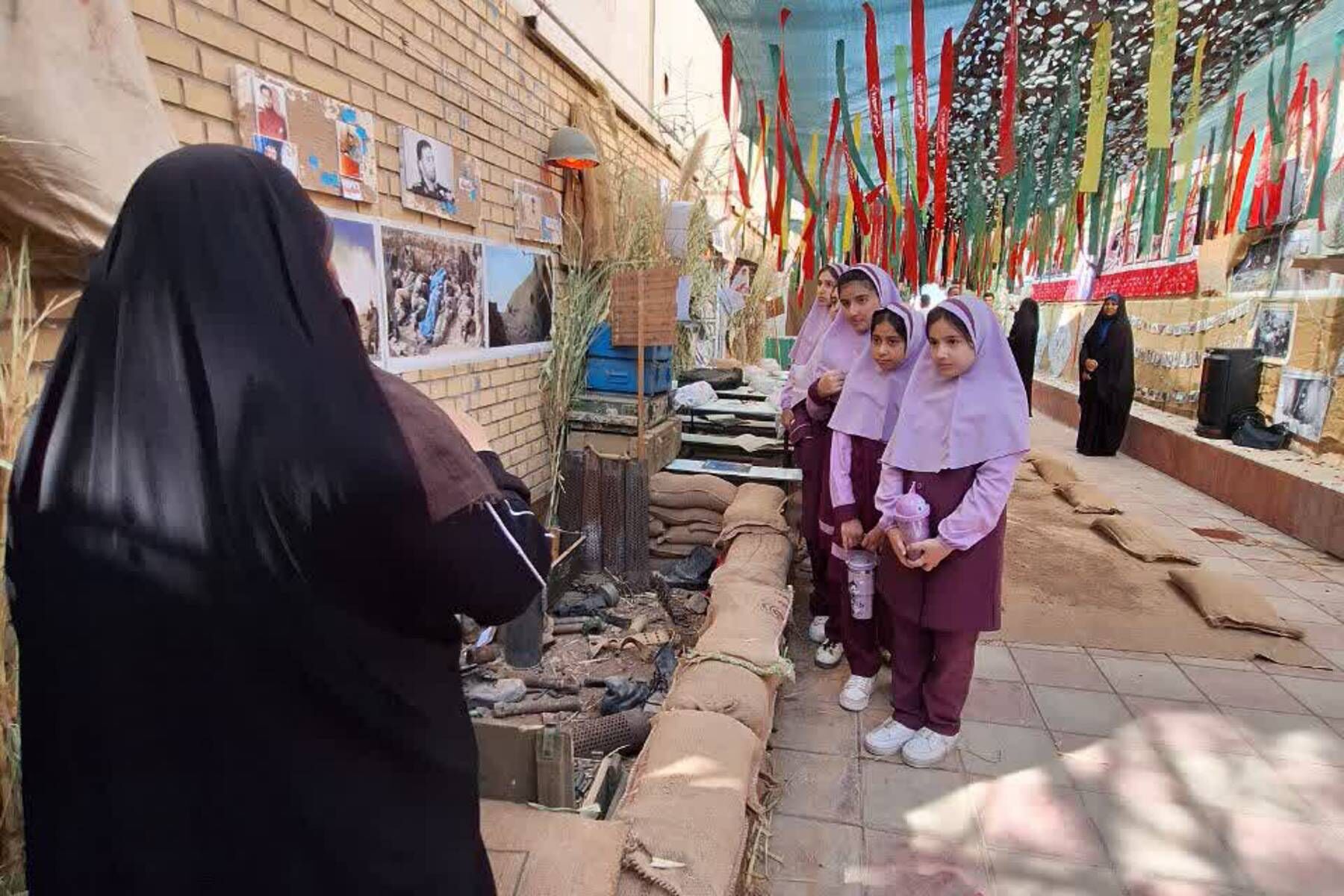 بازدید دانش‌آموزان مدارس قیامدشت و مسئولین شهری از نمایشگاه دفاع مقدس حوزه های مقاومت بسیج شهر قیامدشت