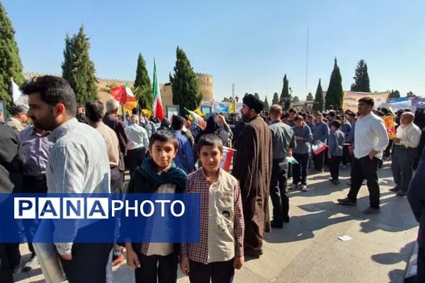 طنین حماسه در گام‌های دانش‌ آموزی