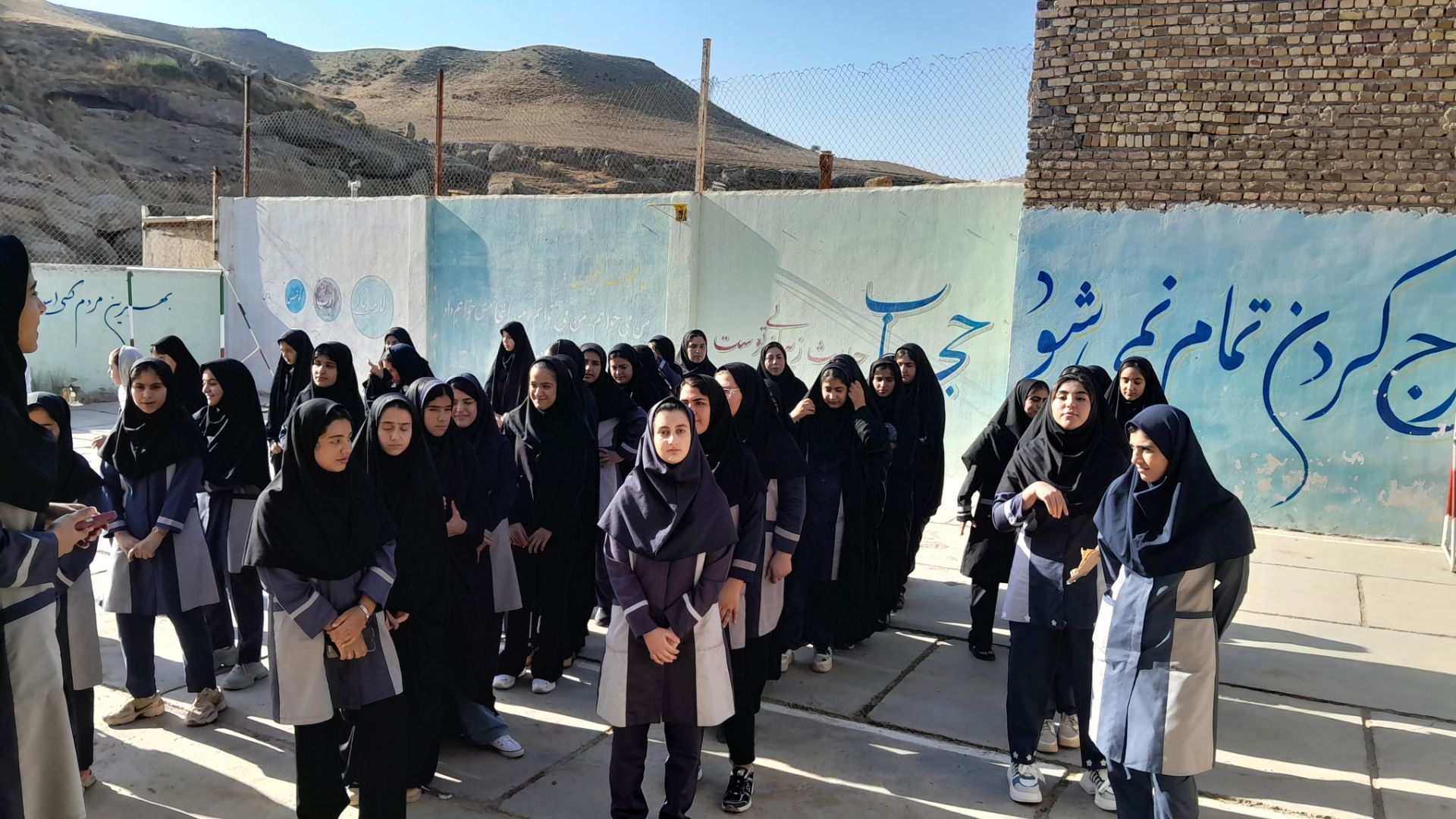 برگزاری مانور بازگشایی مدارس در مدرسه فاطمه‌الزهرا با استقبال گرم مدیر مدرسه