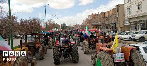 رژه تراکتورسواران کبودراهنگ در حمایت از نیرو‌های مسلح