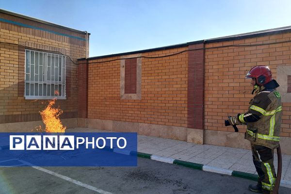 مراسم پدافند غیرعامل در دبیرستان بشارت بهارستان‌دو 