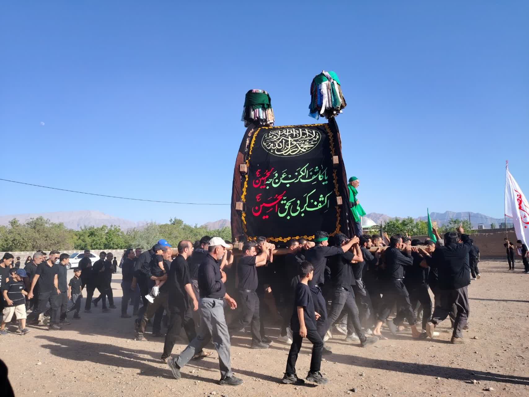 نخل‌برداری روز عاشورا در روستای صالح آباد شهرستان تفت
