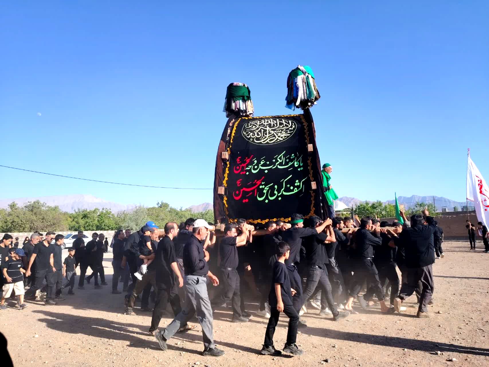 نخل‌برداری روز عاشورا در روستای صالح آباد شهرستان تفت