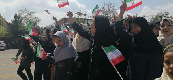 شادی دانش‌آموزان دبستان شهید خلیل طهماسبی مشهد در تحقق وعده صادق