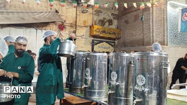 گذری بر غرفه دهه نودی ها و چایخانه حضرت زهرا(س)