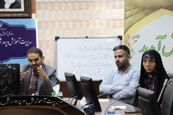 جلسه توانمندسازی دانش‌آموزان برتر در مسابقات قرآن و عترت