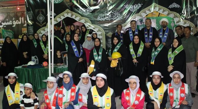اینجا عشق، رنگِ خدمت گرفته است