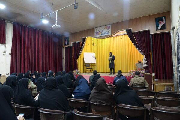 برگزاری کارگاه آموزشی مربیان پیشتاز در محل کانون فضیلت شهرستان نجف آباد 