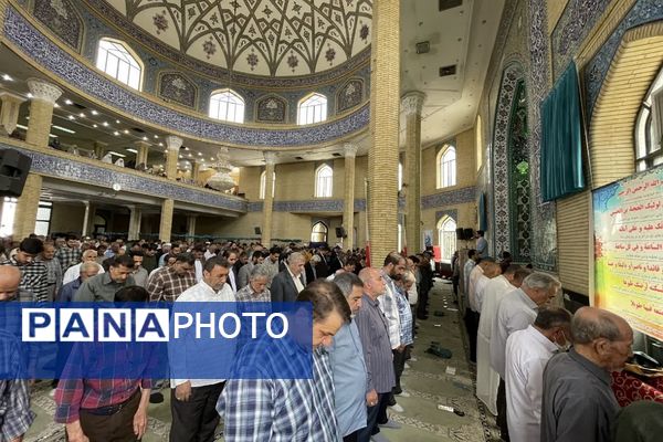 فرهنگیان شهرستان ملارد با حضور خود در نمازجمعه این هفته یاد شهید رجایی را گرامی داشتند 