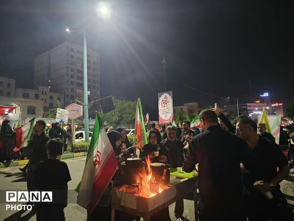 حضور گسترده مردم در سالگرد چهلمین روز درگذشت رهبر شهید در خیابان‌های شهر بندرعباس