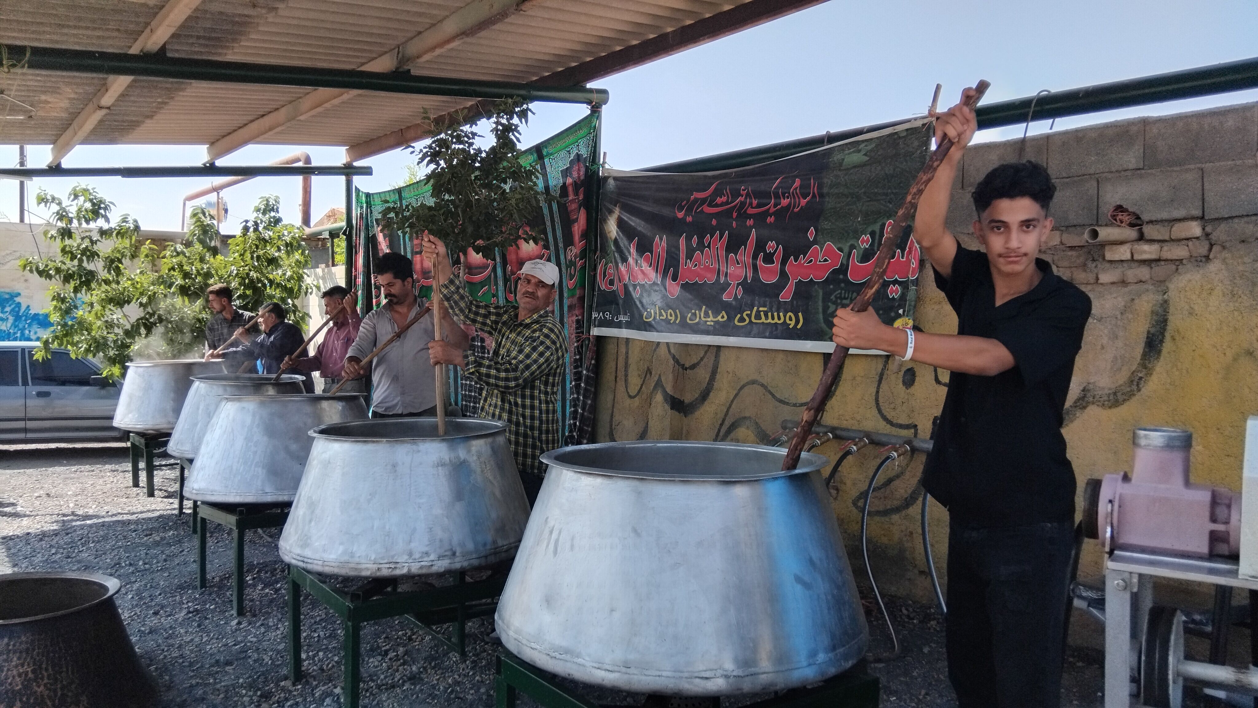 طعمِ نذری حسینی در رباط مراد