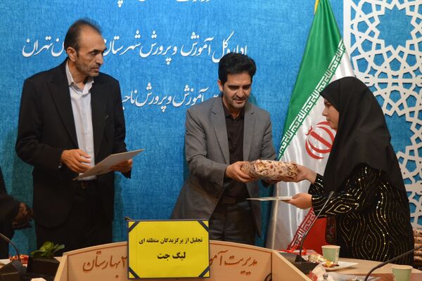 تقدیر از برگزیدگان لیگ جت در سالن فرهنگ بهارستان‌دو