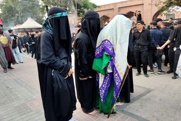 اقامه نماز ظهر عاشورا و آیین تعزیه‌خوانی در اردبیل 
