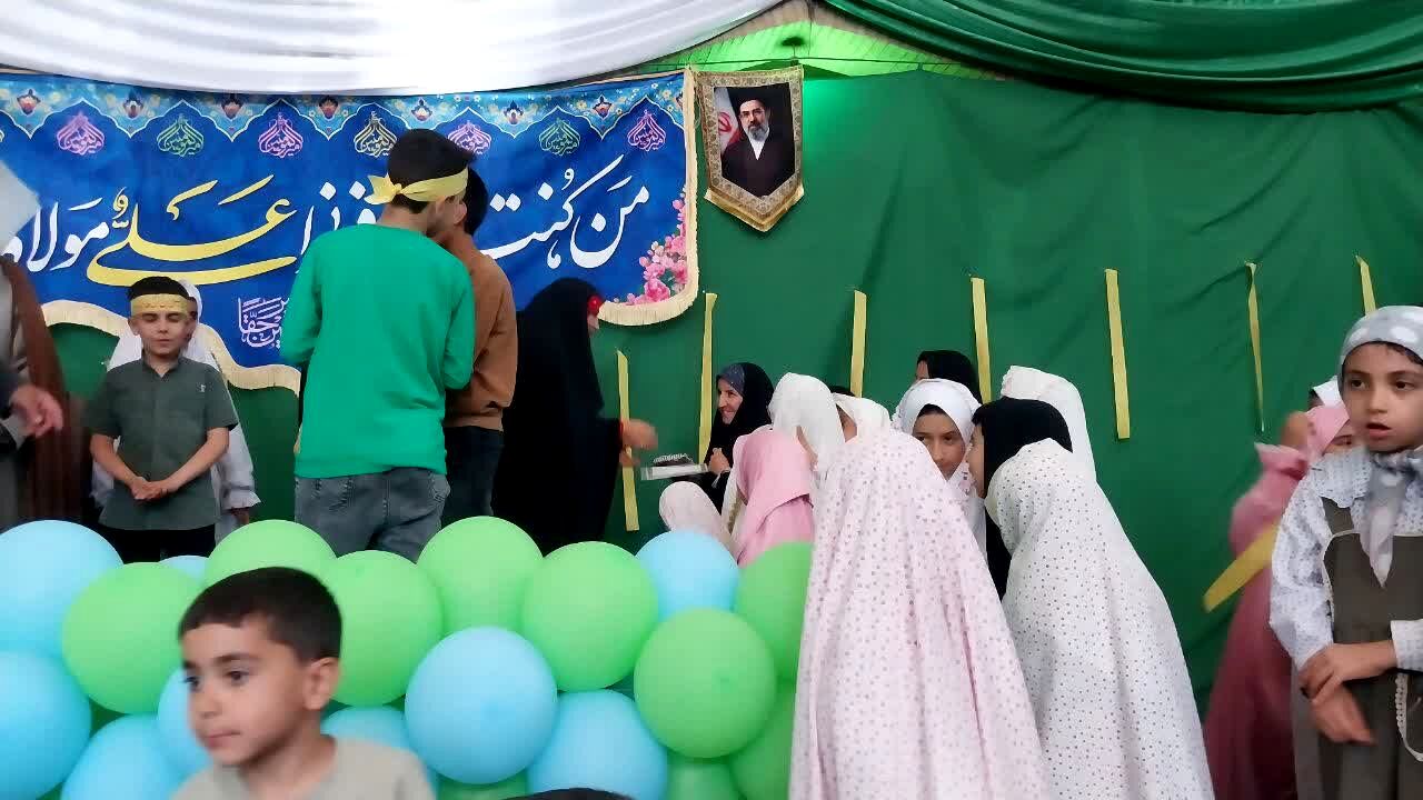 تقدیر از حافظان قرآن در جشن غدیر روستای علی آباد