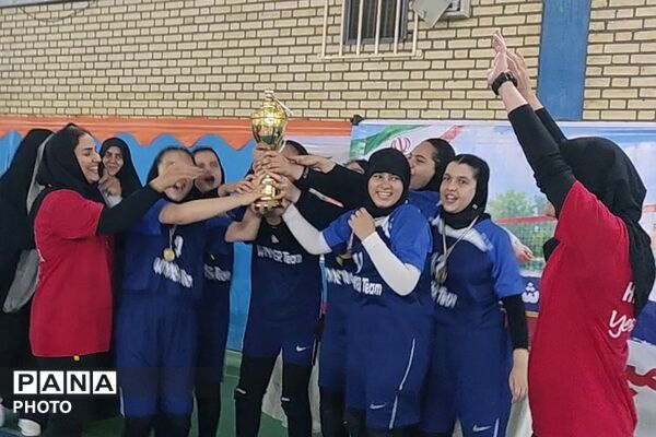 رقابت دختران در مسابقات مینی‌ والیبال شهرستان شهریار