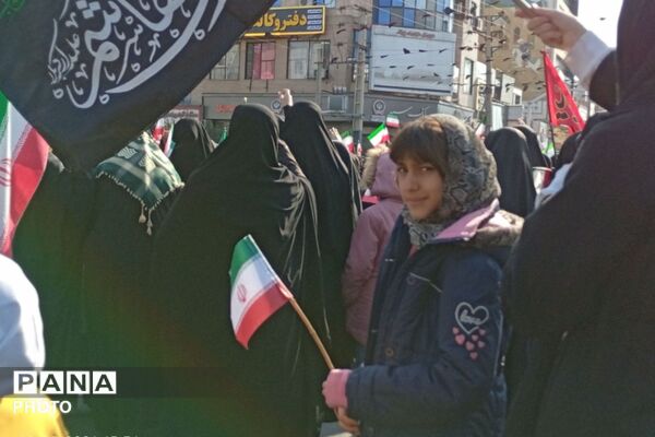 حضور مردم شهرستان رباط‌کریم برای بیعت با سومین رهبر انقلاب