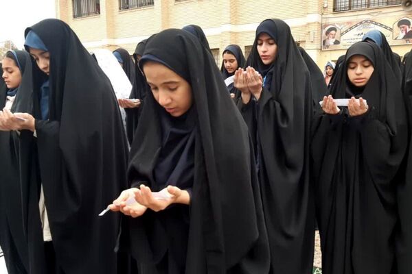  نماز باران در مدرسه جنت با حضور جمعی دانش‌آموزان