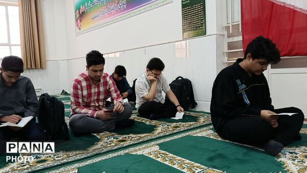 برپایی جلسه هفتگی زیارت عاشورا در دبیرستان شاهد مالک اشتر 