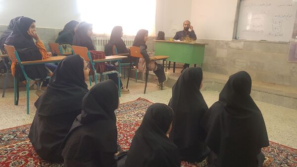 جلسه توجیهی حفاظت از منابع طبیعی در مدرسه گلشاد خلیل آباد