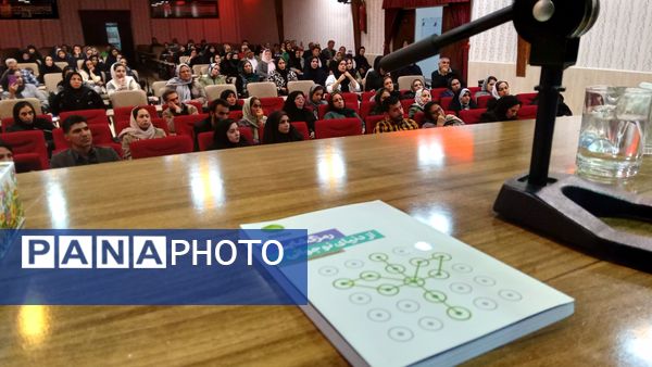 کارگاه آموزشی ویژه والدین با محوریت ارتباط موثر با نوجوانان در نیشابور