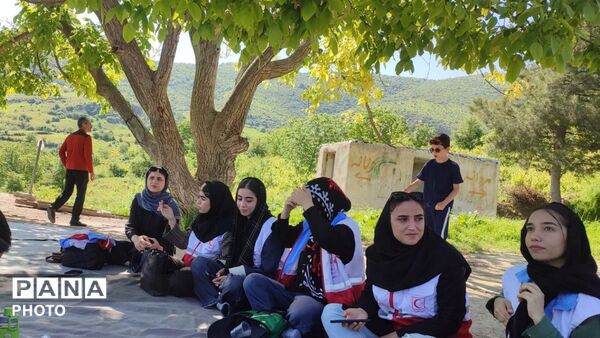 پیاده‌روی اعضای هلال احمر در روستای کشانک